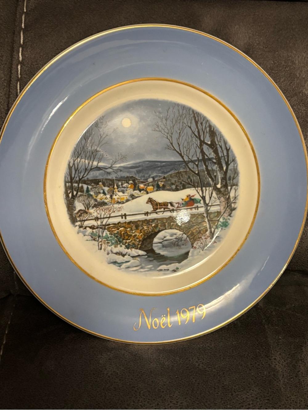 Avon Noël 1979 Light Blue and Gold Holiday Collector Plate
